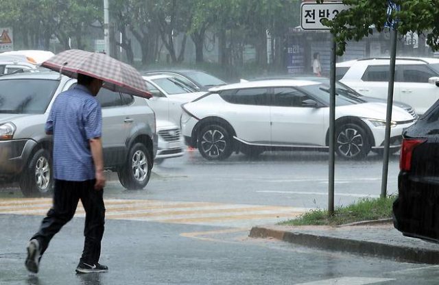 「부산·울산·경남 밤까지 최대 60㎜ 비」…낮 최고 33도 폭염 계속