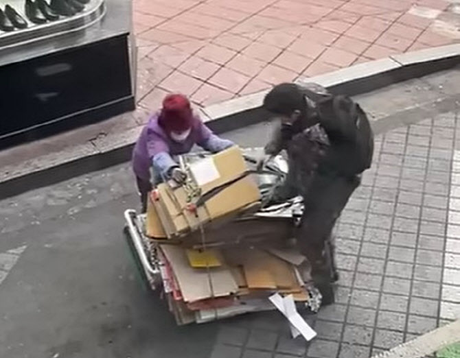 폐지 줍는 할머니 도운「영등포역 군인」의 정체는?