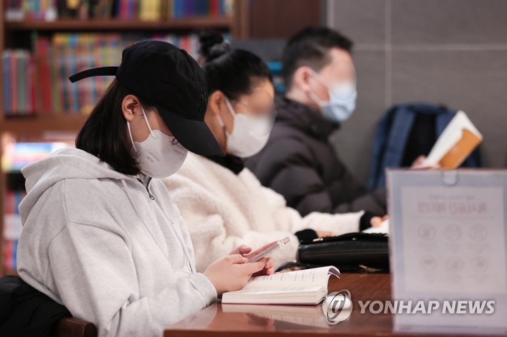 『실내마스크 평가지표 4개중 3개 달성』…착용의무 해제「초읽기」