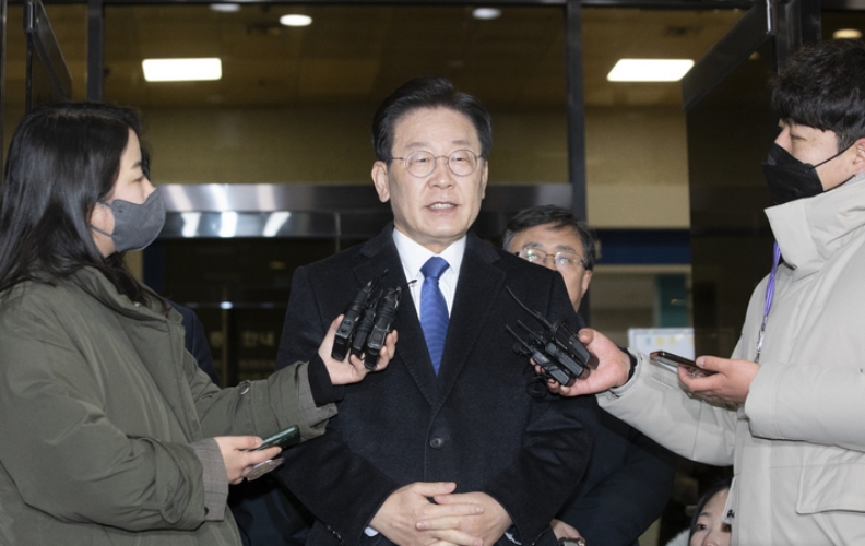 이재명 추가 출석…여『부패사범 고전 수법』vs 야『檢 언플에 분노』