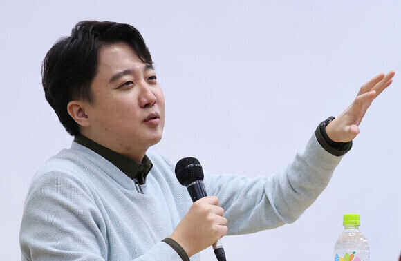 이준석의「반사」…『당비 200만원 내는 대표에겐 총질하더니』