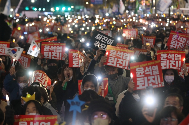 촛불행동『거리 나갈 때』… 이재명『거대한 촛불의 강물』