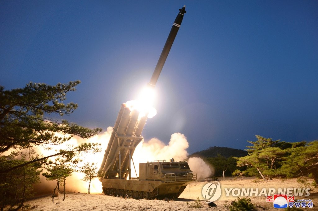 北, 동해로 단거리탄도미사일 2발 발사…B-1B 출격 한미훈련 반발