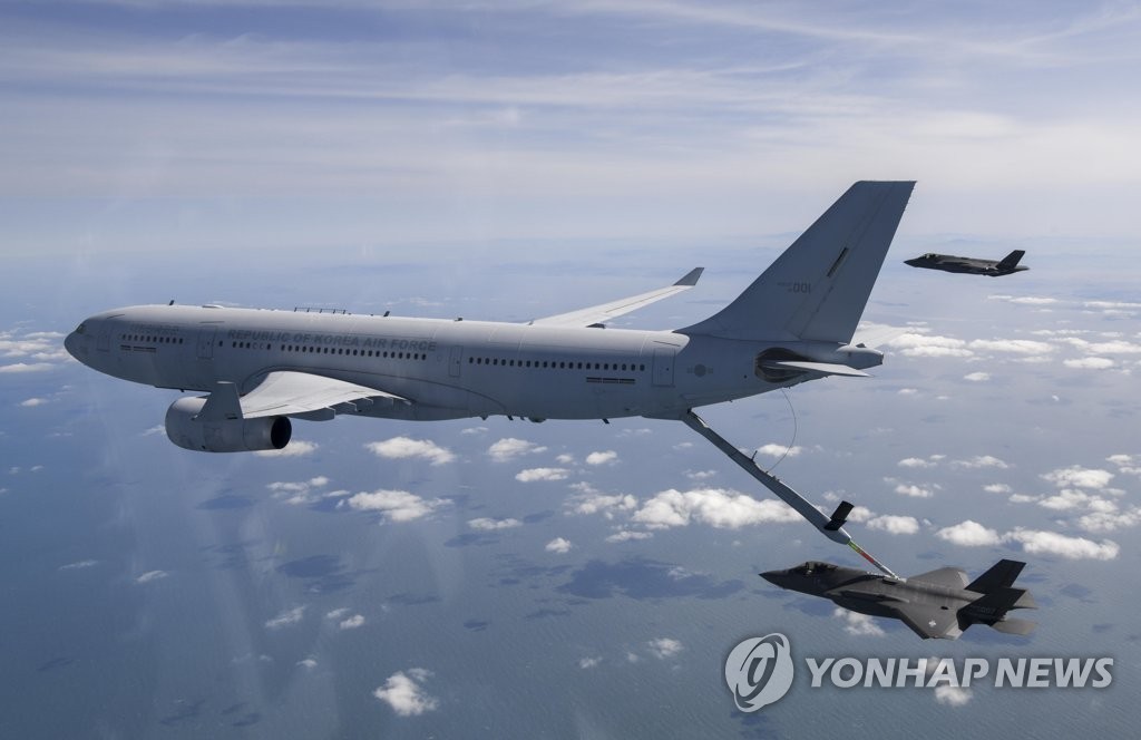 軍, F-35A 공중급유 첫 공개…北「비행장 초토화」에 대응