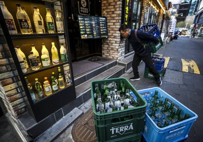 소주, 맥주 값 100원 올렸을 뿐인데..「식당들은 왜 1000원」 올릴까