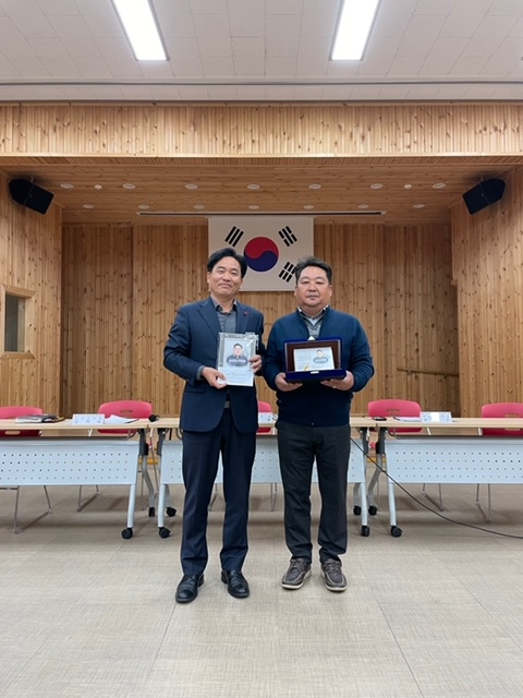 경남 고성군 회화면, 이임 이장에게 감사패 및 고성사랑상품권 수여