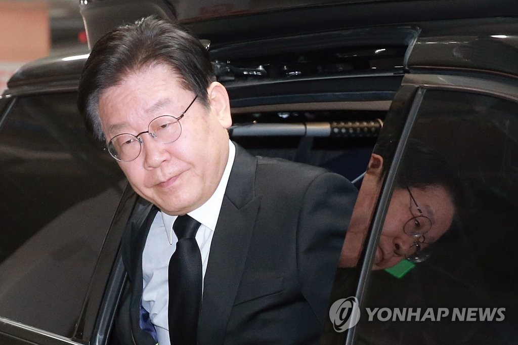 이재명, 前비서실장 조문…유족에『유능한 분, 너무 안타깝다』