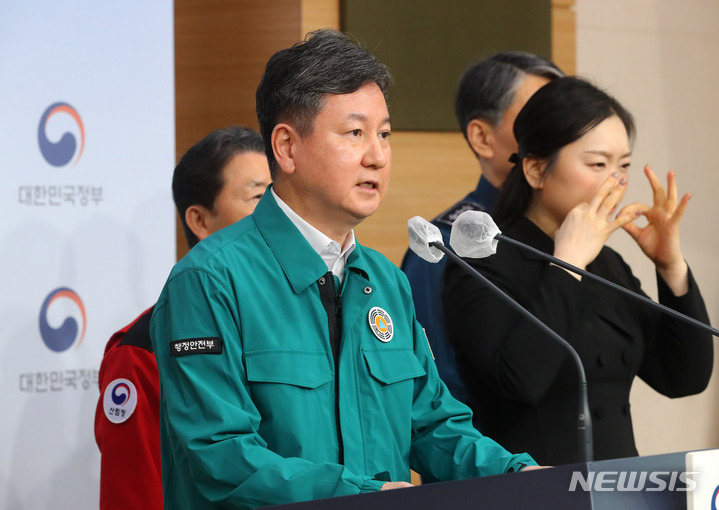 버스·지하철, 마트 내 약국 마스크 의무 해제…20일부터