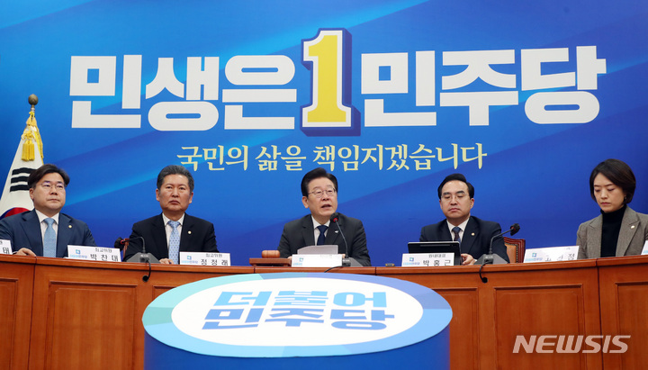 민주『여당에 지지율 앞서…단일대오로 맞선 결과』