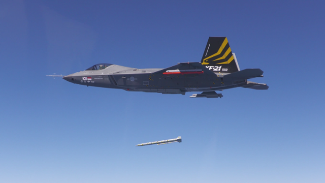 「KF-21 전투기 불 뿜었다」… 공중에서 첫 기관포 발사시험
