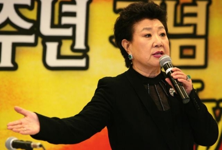 「밤안개」부른 가수「현미 별세」 향년 85세