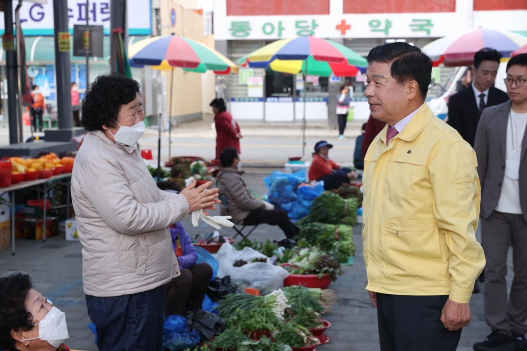 ［동정］이상근 고성군수, 「배둔시장 점검으로 소통행정 지속」