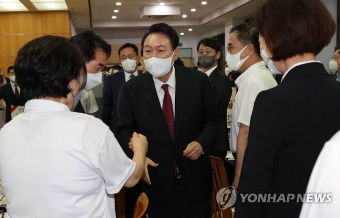 尹대통령 국정수행「긍정」27%, 1%p↓..「부정」64% 동률 [갤럽]