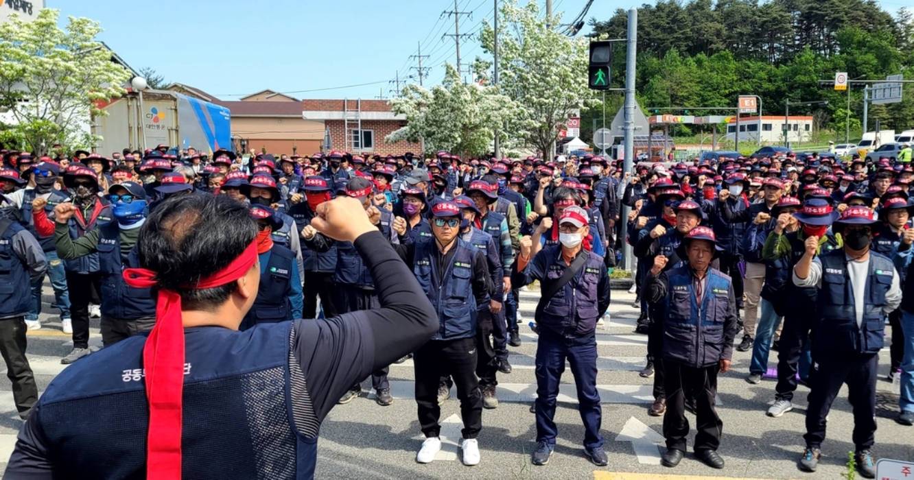 「건설노조 간부 분신, 의식없어」…노조원 500여명 법원앞 긴급집회