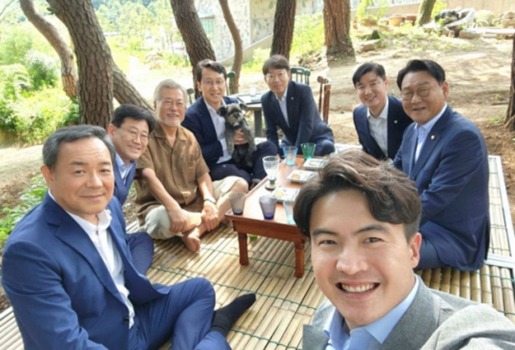 文 사저 찾은 민주 행안위원들…『시위 유튜버들로 괴로운 상황 계속』