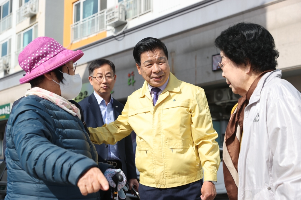 ［동정］이상근 군수, 「상인과의 협력 강화를 위한 고성시장 방문」