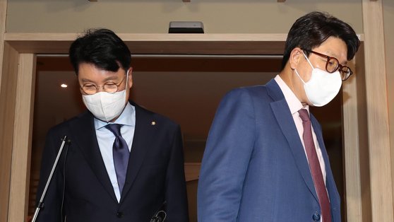「이준석 패닉」에 서로 총질하는 윤핵관…유승민『다 물러나라』