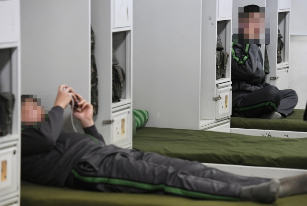 병사 휴대전화 「아침부터 밤 9시까지」사용…7월부터 시범운영