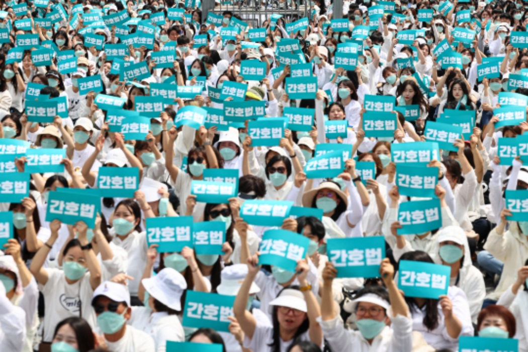 이번엔 간호사·간호대생들 수만명 거리로…간호법 제정·법안 공포 촉구 대규모 집회