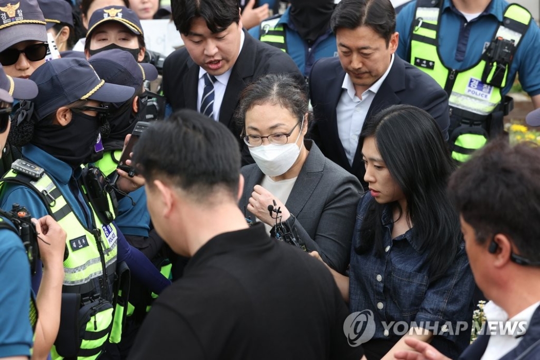 정희영 「석방 뒤 출근·잠행」 용산구청장 월급 수령…논란「불씨」