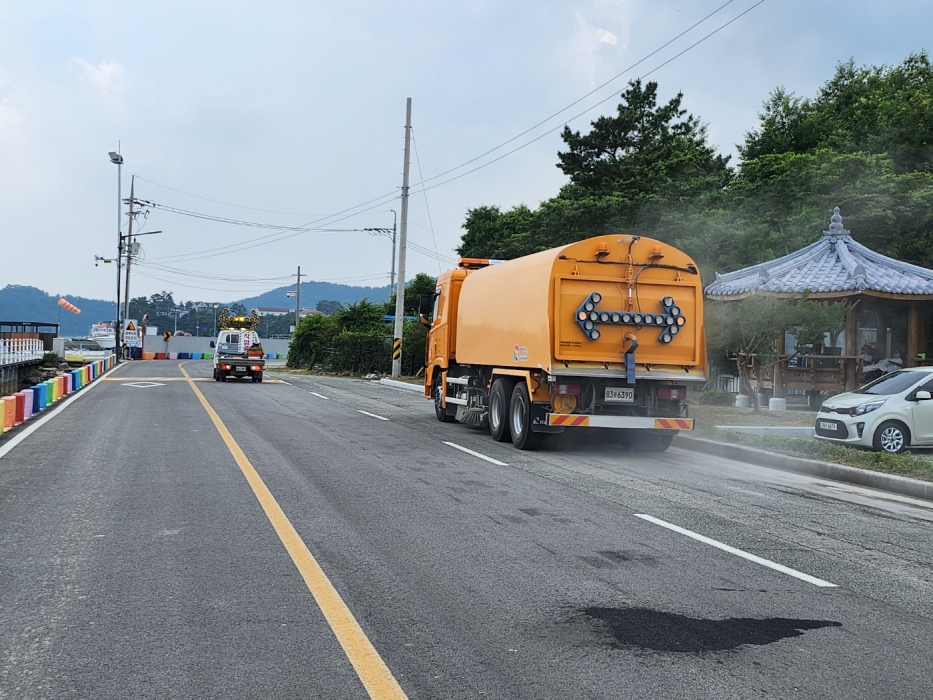 경남 고성군, 아이언맨 대회 코스 노면 청소차 활용한 청소 시행