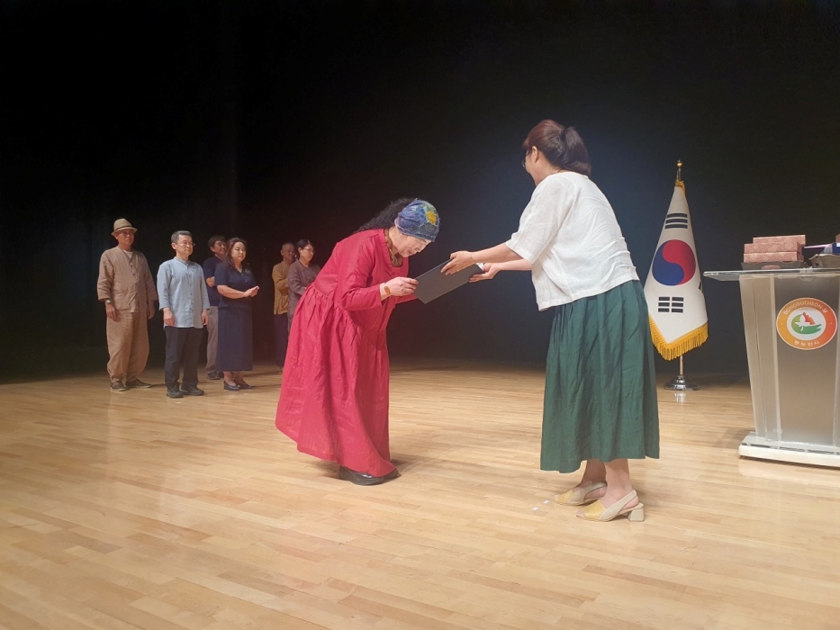 경남 고성군 전통규방공예 수료생, 제15회 대한민국 남북통일 세계 환경예술대전 수상