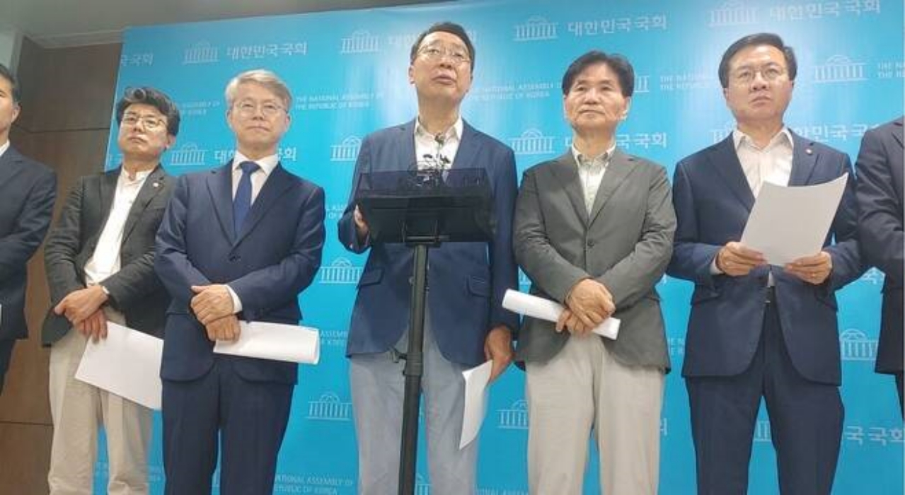 文 청와대 인사들 『윤 대통령, 서울중앙지검장 때 왜 반국가세력 놔뒀나』