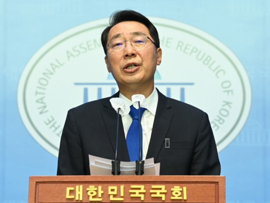 윤영찬 『尹, 사실상 쿠데타로 대통령 돼…文에 열등감도』