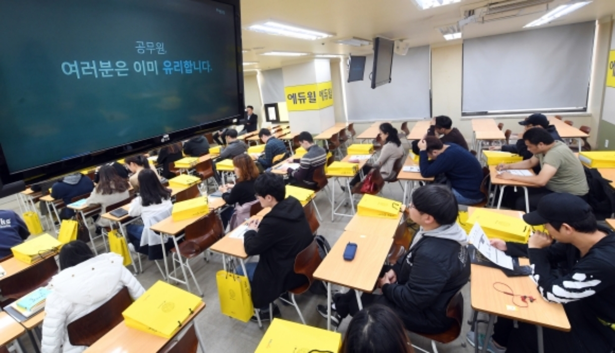공무원 연봉 상한 폐지… 민간 인재 유치 팔 걷었다