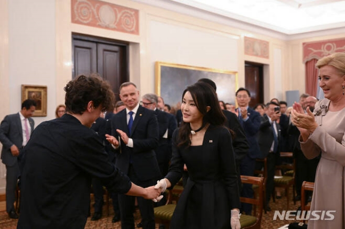 민주, 「명품 쇼핑」김건희에 『정상외교서 뜬금없어…사실인지 해명해야』