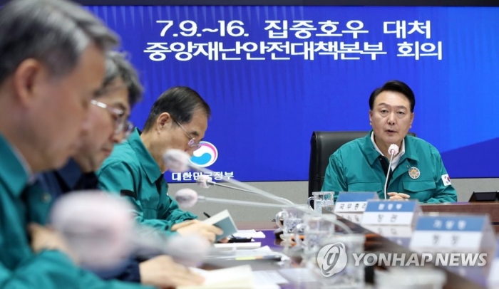 尹 『공무원들, 집중호우시 앉아만 있지말고 현장 나가 대처해야』