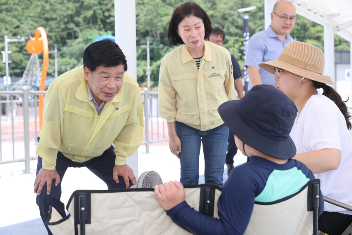 이상근 고성군수, 남포항 어린이 물놀이터 방문