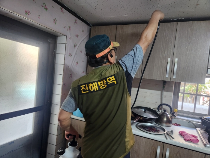 경남노인통합지원센터, 진해방역과 함께 건강한 주거위생을 위한 방역실시