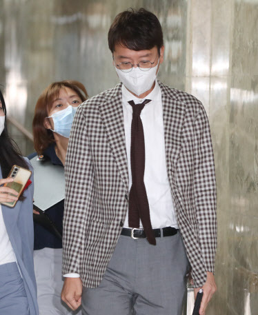 『’싸가지’ 없는 건 이준석이 아닌 다른 분들』..김웅, 국힘 원색비난