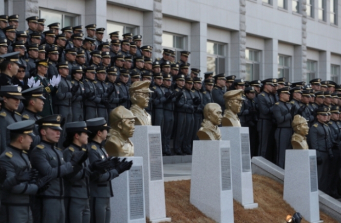 「홍범도 장군 흉상」, 결국 육사 밖으로 옮긴다