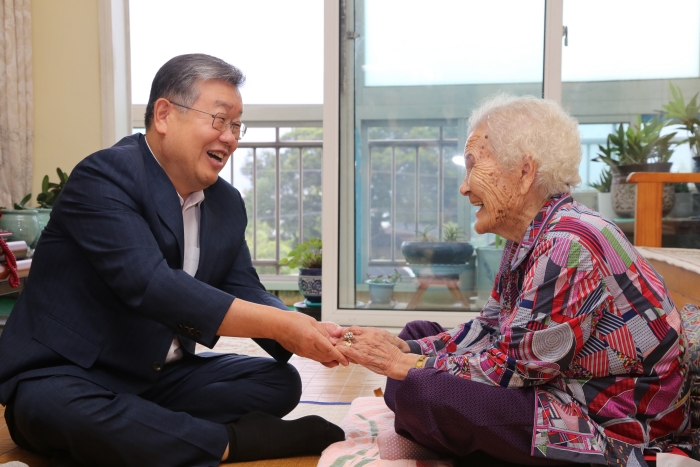 경남 밀양시, 대한민국 딸기시배지 유공자 공로패 수여