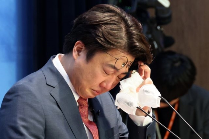 이준석, 눈물의 기자회견…『尹, 집단 묵언수행 저주 풀어달라』