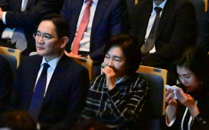 이건희 회장 추모 음악회서 입 꾹 다문 이재용…홍라희·이서현은「눈물」