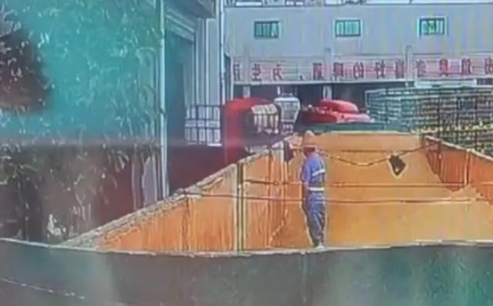 중국 칭다오 맥주공장서 원료에 오줌 누는 영상 공개돼 「발칵」