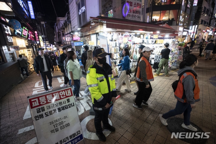 핼러윈 앞둔 「불금」 홍대…인파에도 분위기는 「차분」