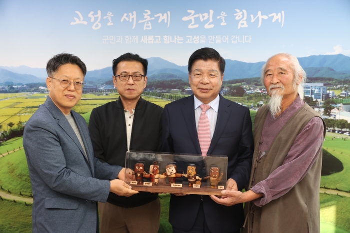 김치호 작가 「고성오광대 목각인형」, 고성군에 기증