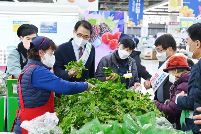 경남 남해군 노지 시금치 「보물초」 판매 행사 후끈