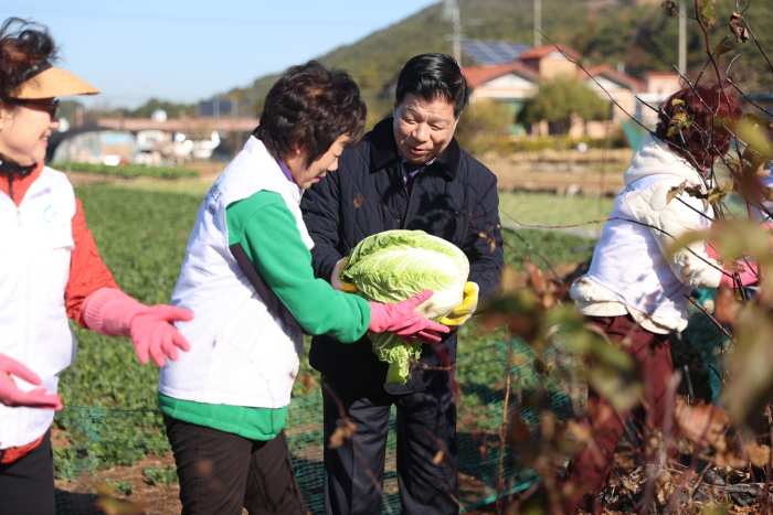 경남 고성군여성단체협의회와 고성군가족센터, ‘2023년 사랑을 담은 김장 김치 나눔 행사’ 실시