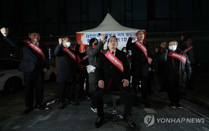 『의대 증원 추진 저지할 것』…의협, 대통령실 앞 철야 시위