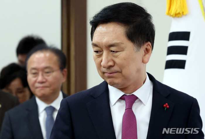 여당, 장제원 불출마에 「김기현 거취」 결단 압박