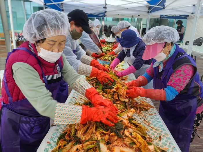 경남 고성군종합사회복지관, 공공실버주택 「다시봄 텃밭동아리」와 함께 김장나눔 행사