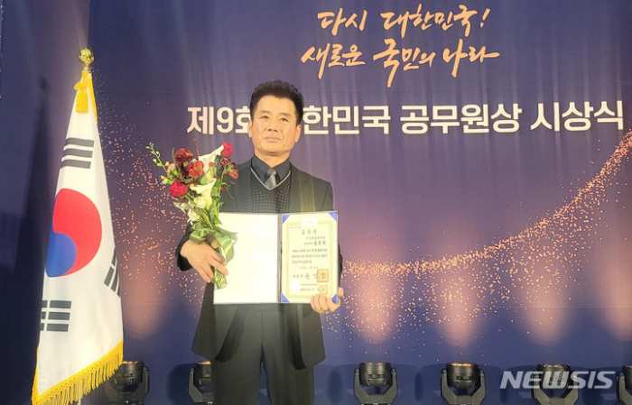 경남 남해어업관리단 「김경용 선장, 대한민국 공무원상 대통령 표창 수상」