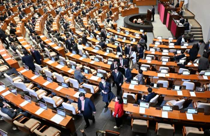 「쌍특검법」통과…고성·야유로 얼룩진 올해 마지막 국회 본회의