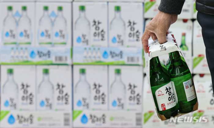오늘부터 편의점 「소줏값 200~300원씩 내린다」…「참이슬 한병 1900원」으로