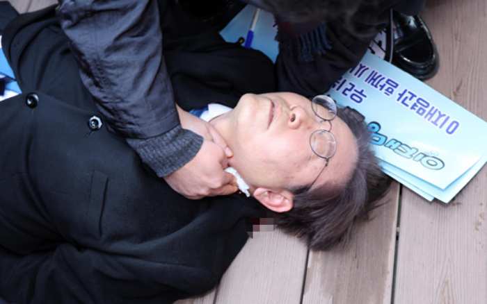 ［속보］이재명 대표, 「부산 방문 중 피습」…병원 이송